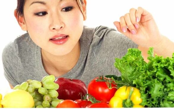 La fille japonaise choisit les produits alimentaires