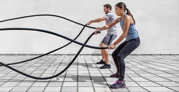 L'homme et la femme font des exercices