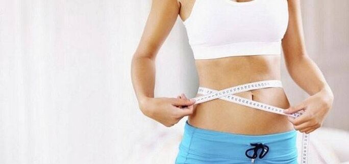 La fille a perdu 3 kg en une semaine grâce à un régime et à de l'exercice. 