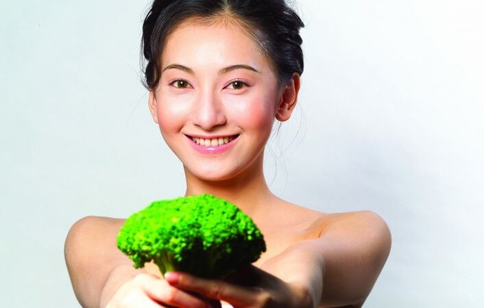 Les filles japonaises se distinguent par une silhouette mince en raison de leur régime alimentaire. 