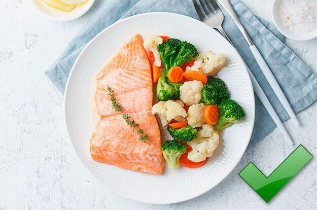 Avec la gastrite, vous pouvez manger du poisson maigre avec des légumes bouillis. 